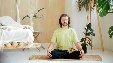 7a76839f2c3e94b79c4c91e98fb13d55 Ejercicios para Despertar el Cuerpo Sacudiendo con Manu Yoga de Vida - HitLive