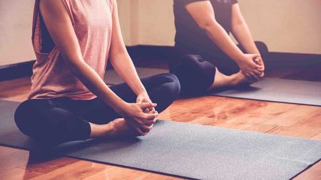 f18735f408e8753aabde44443622d67e Ejercicios para Despertar el Cuerpo Contrayendo con Manu Yoga de Vida - HitLive